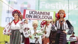 Представлення традиційного українського народного одягу в Молдові на фестивалі «IaMania». На плакаті напис: «Українці з Молдови». Село Голлеркані, що за 52 кілометри на північний схід від Кишинева, 9 липня 2016 року