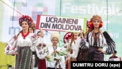 Представлення традиційного українського народного одягу в Молдові на фестивалі «IaMania». На плакаті напис: «Українці з Молдови». Село Голлеркані, що за 52 кілометри на північний схід від Кишинева, 9 липня 2016 року (ілюстраційне фото)