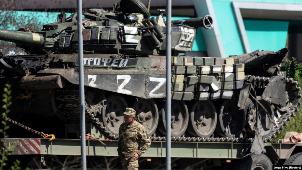 Один із російських танків під час перевезення військовими України трофейної зброї. Дніпропетровщина, 30 квітня 2022 року