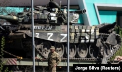 Az ukrán hadsereg által elfogott orosz tank Dnyipro közelében 2022. április 30-án