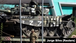 Один из российских танков при перевозке военными в Украине захваченного оружия. Апрель 2022 года