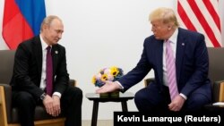 Президент США Дональд Трамп (п) під час двосторонньої зустрічі з президентом Росії Володимиром Путіним (л) в перебігу саміту «Групи двадцяти» в Японії, 2019 рік