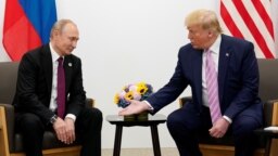 Президент США Дональд Трамп (п) під час двосторонньої зустрічі з президентом Росії Володимиром Путіним (л) в перебігу саміту «Групи двадцяти» в Японії, 2019 рік