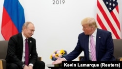 Predsjednik Donald Tramp tokom sastanka sa ruskim predsjednikom Vladimirom Putinom na samitu lidera G20 u junu 2019.