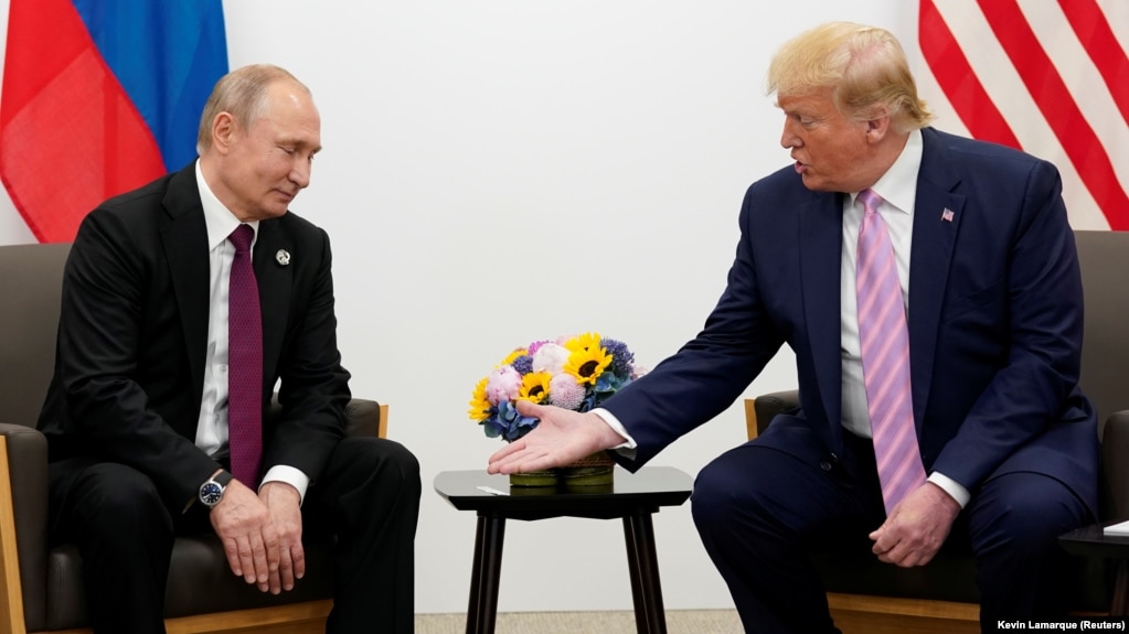 Tổng thống Hoa Kỳ Donald Trump ra hiệu trong cuộc gặp với Tổng thống Nga Vladimir Putin tại hội nghị thượng đỉnh các nhà lãnh đạo G20 vào tháng 6 năm 2019.