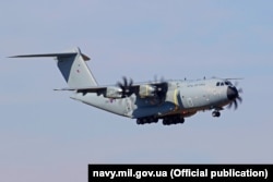Британський військово-транспортний літак доставив в Одесу морський спецназ і його спорядження. Фото прес-служби ВМС України