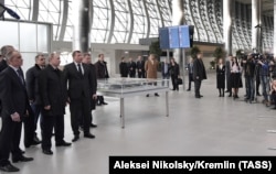 Президент РФ Владимир Путин во время посещения нового аэровокзала международного аэропорта «Симферополь»ь, март 2018 года