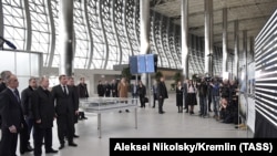 Путін під час інспекції будівництва терміналу аеропорту в Сімферополі, 2018 рік