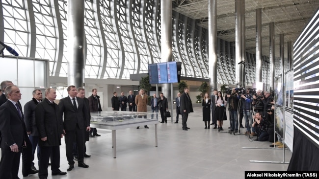 Путін під час інспекції будівництва терміналу аеропорту в Сімферополі, 2018 рік