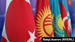 Чолпон-Атада өткен Түркітілдес елдері ынтымақтастық кеңесіндегі мемлекет тулары. 3 қыркүйек 2018 жыл