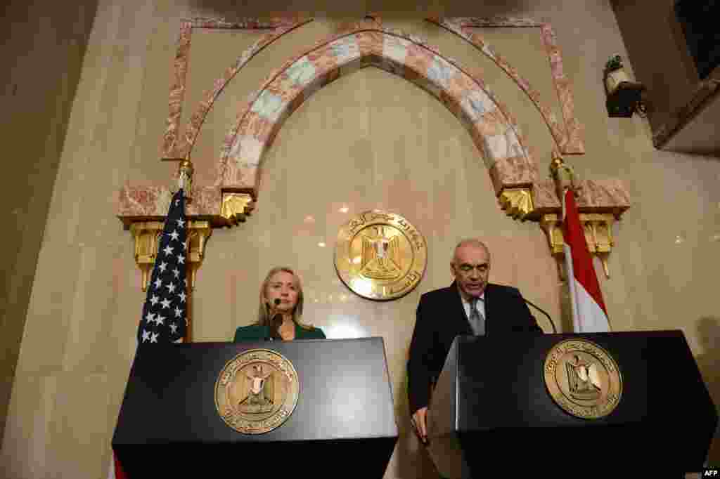 Госсекретарь США Хиллари Клинтон и глава МИД Египта Мухаммед Камаль Амр на пресс-конференции по итогам переговоров по сектору Газа в Каире