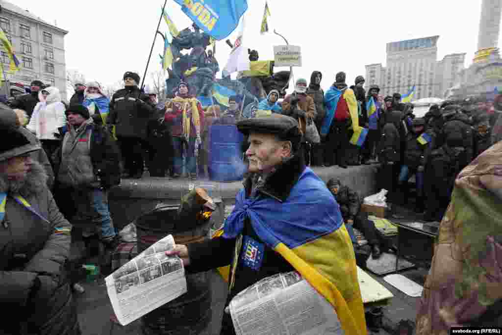 8 декабр: Евромайдон намойишчилари Киев марказида тўпланмоқда.