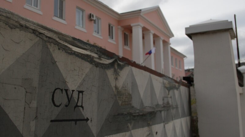 «Ekstremizm tapılmaq kerek»: Qırımda Rusiye mahkeme sistemasınıñ husussiyetleri