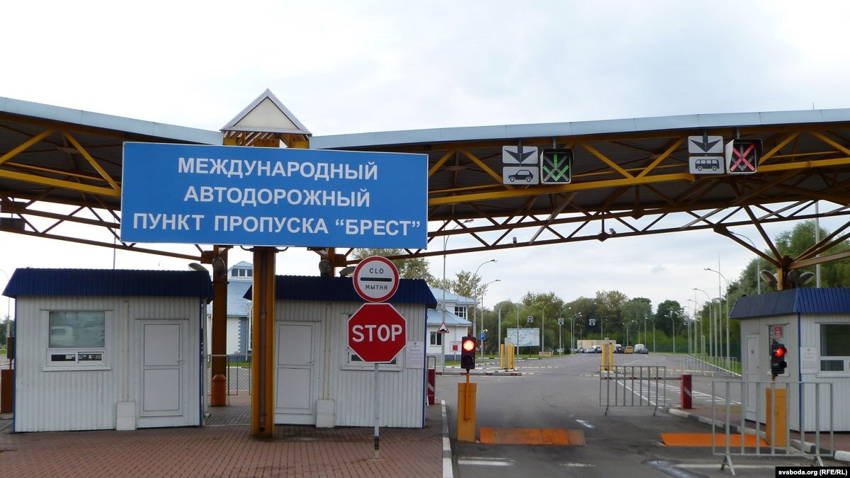 Belarusian Activist Escapes But Leaves Family On Belarusian-Polish Border