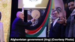 آرشیف، اشرف غنی رئیس جمهور افغانستان حین نواختن زنگ مکتب