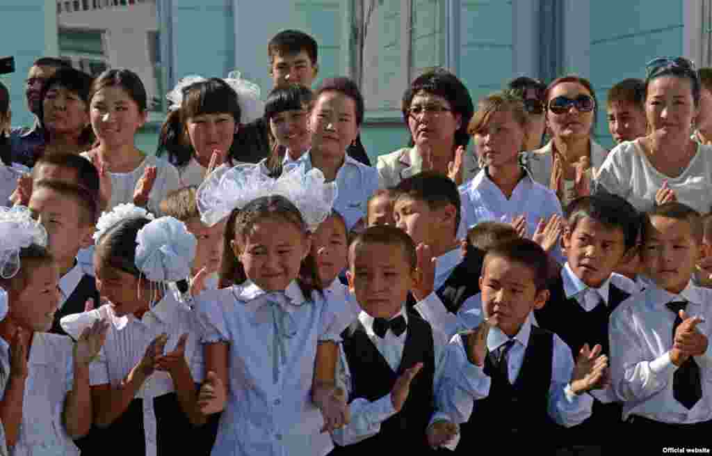 Кыргызстан. В некоторых школах пытаются ввести школьную форму собственного образца