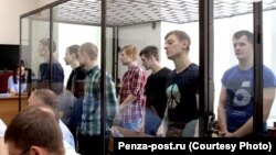 Седмината мъже, които получиха присъди от 6 до 18 години затвор в съда в област Волга, Русия