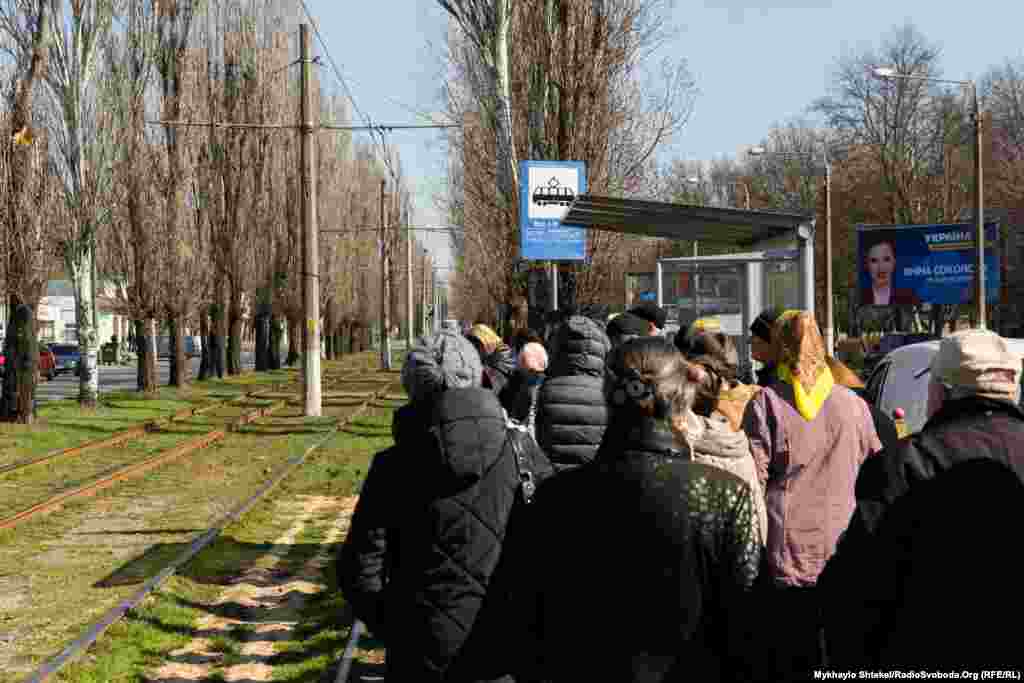 Інколи трамваї в Одесі стають рядком і чекають, поки частина людей не вийде з вагону, якщо їх більше від дозволеної квоти &ndash; допоки там не буде максимум 10 пасажирів, транспорт просто нікуди не їде
