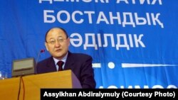 Политик Алтынбек Сарсенбайулы на третьем съезде партии «Ак жол», Алматы, 2004 год