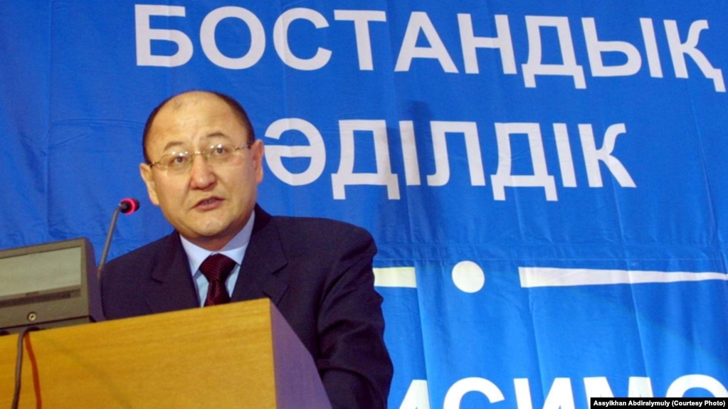 Алтынбек Сарсенбаев выступает на третьем съезде партии "Ак жол" в качестве нового сопредседателя. Алматы, 2004 год
