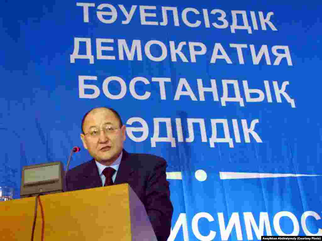 Алтынбек Сарсенбаев выступает на съезде партии &quot;Ак жол&quot;. Алматы, 2004 год.