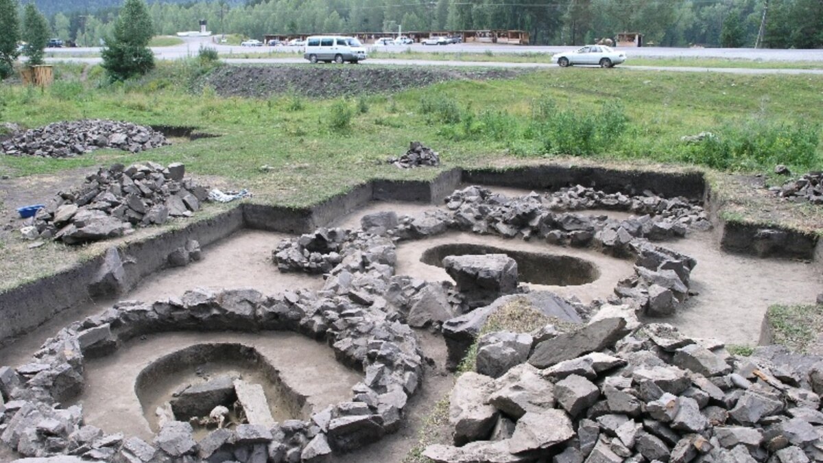 Археологические памятники алтая. Чултуков Лог Алтай. Горный Алтай раскопки. Археологический памятник Манжерок. Археологические памятники древних алтайцев в Республике Алтай.