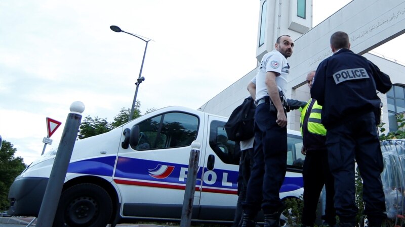 U Francuskoj muškarac automobilom uleteo u vojnike, nema povređenih
