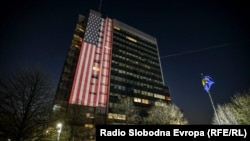 Ndërtesa e Qeverisë së Kosovës e ndriçuar me ngjyrat e flamurit të Shteteve të Bashkuara. Prill, 2020. 