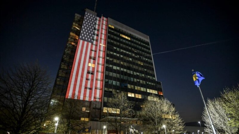 Zastava SAD istkanuta na zgradi Vlade Kosova 