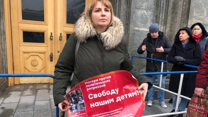 Москвада жаш активисттерди бошотуу талабы менен пикет өтүүдө