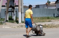 Мужчина везет питьевую воду в селе Кызылсуат. Акмолинская область, 10 июня 2020 года.