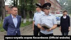 Мэр Киселёвска Максим Шкарабейников и сотрудники полиции