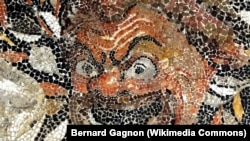 Древнегреческая мозаика с изображением маски