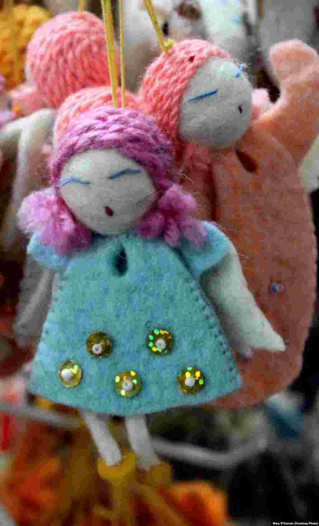 "Рождественский ангел hand made". Казахстан. Фото из книги ирландской художницы Мэри О'Коннор "Вверх тормашками". Центральная Азия глазами иностранцев".
