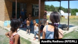 Ադրբեջան - Չքավոր ընտանիքների երեխաներ Եվլախի շրջանում, արխիվ