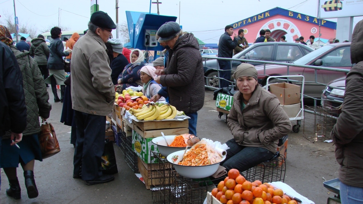 Торговать. Торговля на рынке. Торговец на рынке. Рынок на улице. Продуктовый рынок на улице.