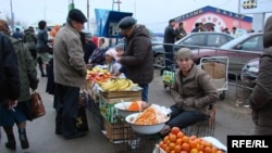 Торговцы, продающие продукты в Актобе. Ноябрь 2008 года. 