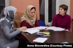 Apakhonchich (right) teaches Russian as a foreign language in courses for refugee and migrant women and students.