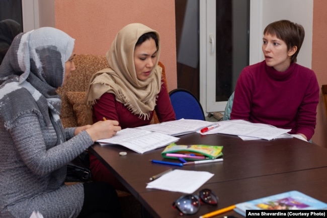 Apakhonchich (right) teaches Russian as a foreign language in courses for refugee and migrant women and students.