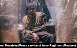 Один із поранених українських військовослужбовців на території заводу «Азовсталь» у Маріуполі, травень 2022 року