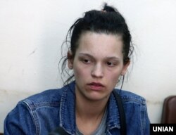 Підозрювана у нападі на учасника бойових дій на Донбасі Дмитра Іващенка Катерина Лапінська під час засідання Подільського райсуду з обрання їй запобіжного заходу. Київ, 8 травня 2018 року