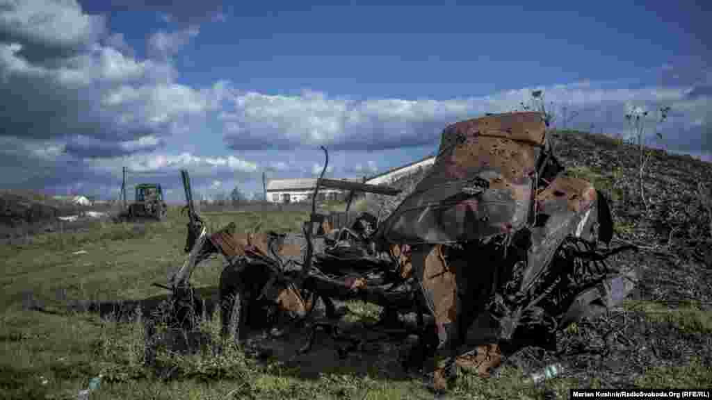 Этот грузовой военный автомобиль наткнулся на мину. Экипаж не выжил.