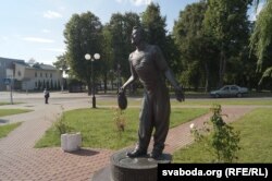 Помнік савецкаму актору Алейнікаву, які нарадзіўся ў Шклоўскім раёне