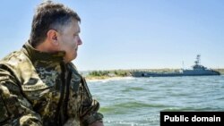 Президент Украины Пётр Порошенко во время военных учений на Черном море в Николаевской области 