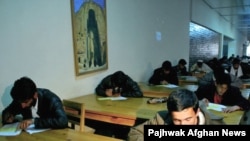 کاهش چشمگیر تعداد اشتراک‌کننده‌گان در امتحان کانکور افغانستان به دلیل مشکلات اقتصادی و نبود انگیزه، نگرانی‌هایی را درباره آینده آموزشی و اقتصادی کشور به وجود آورده است.