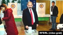 Никол Пашинян на участке для голосования, Ереван, 9 декабря 2018