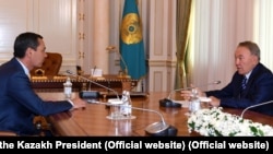 Президент Казахстана Нурсултан Назарбаев (справа) и кандидат в президенты Кыргызстана Омурбек Бабанов. Алматы, 19 сентября 2017 года.