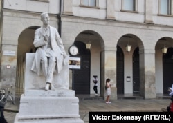 Statuia lui Giulio Ricordi în piațeta de la Scala, Milano