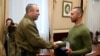 Голова Черкаської ОВА нагородив одного з військових із острова Зміїний