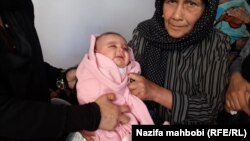 یکی از عروس‌های این خانواده که خودش زنده نیست تنها موفق شده نوزاد سه ماهه‌اش را در زیر تخت خواب پنهان کند.